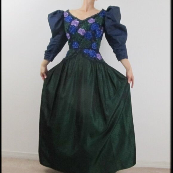 Dramatic Victor Costa for Holt Renfrew red carpet dress in emerald green taffeta - Picture 7 of 14